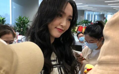 唐嫣生图曝光，波浪卷发迷人肤白貌美状态佳，好迷人，真励志