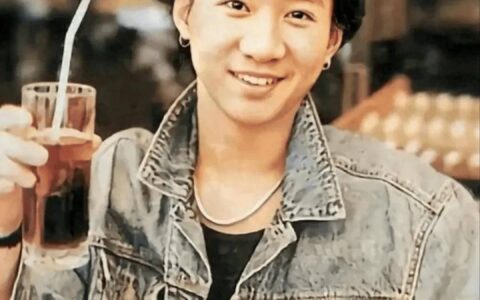 黄家驹墓地被毁，光头男孩做法恶心，网友:必须当面给黄伯道歉