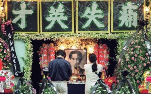 黄家驹墓地：墓碑形状代表他一生，墓地前两句墓志铭令人感慨万千