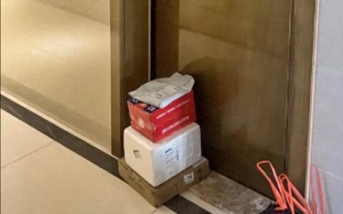 外卖小哥没帮顾客扔垃圾，罚款50元，被辱骂：10块钱是你的安葬费