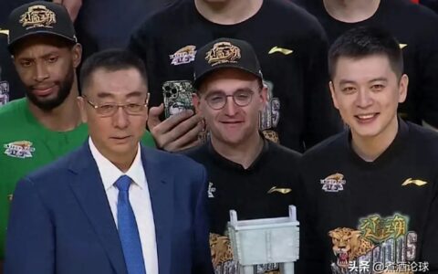 辽宁队凯旋！享受球迷欢呼，韩德君双手举鼎，巡游花车安排上呗！
