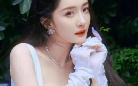 《狐妖》发布新海报，杨幂龚俊上演深情对视，与赵丽颖新剧撞风格
