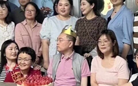 蔡磊46岁生日近照曝光，戴呼吸机吞咽困难，吃蛋糕费力让人心疼