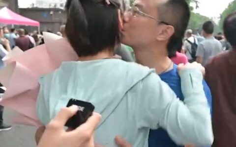 四川女孩高考结束落泪，爸爸相拥亲吻安慰，想去清北人大也行-四川高考男孩