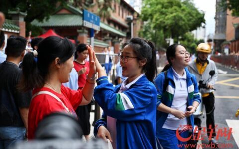 高考首日语文考试结束后考生出场-高考日语考试时间为多久