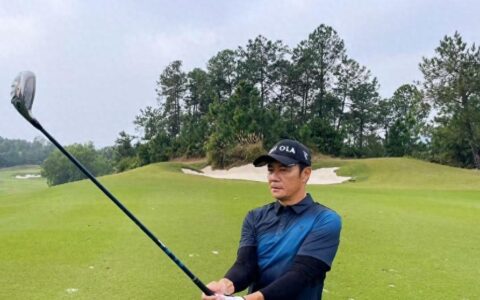 61岁张兆辉回佛山赛龙舟胸肌若隐若现，女儿长相曝光很甜美-张兆辉结婚