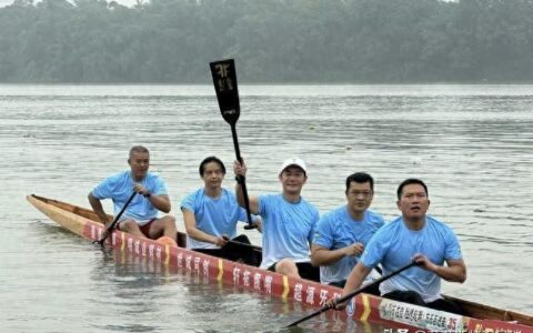 61岁张兆辉回佛山参加龙舟比赛！胸肌若隐若现，女儿撞脸圈中人-张兆辉是哪里人
