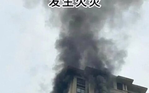 宜宾高楼火灾惊魂：烈焰吞噬，一人不幸坠亡，消防神速显英雄本色-宜宾第一高楼288米
