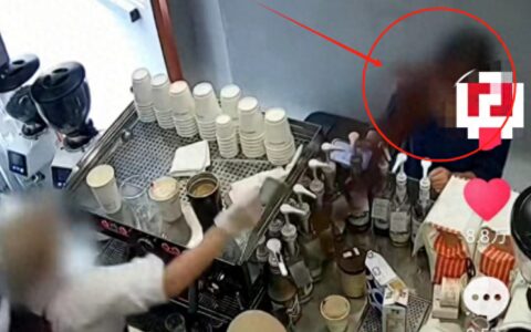 火了！泼顾客咖啡粉女店员被辞退，完整视频流出，疑似原因被曝光-路上泼咖啡