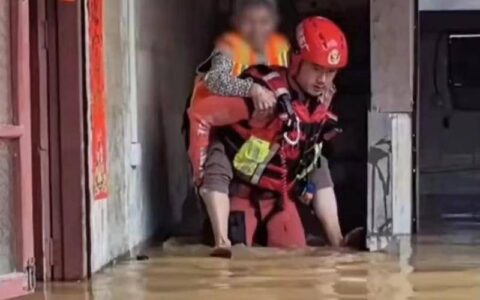 村庄被淹消防员逆行9次救出20人，向他们致敬！-消防员被山洪冲走