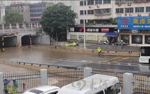 长沙一外卖小哥不听劝阻被水冲走，交警手拉手救援：积水淹过脖颈-长沙美团外卖员被车撞死