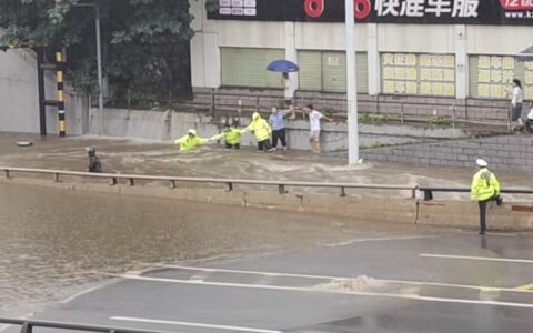 长沙一外卖小哥被大水冲进桥洞下 交警市民联手将其救出-长沙外卖小哥车祸身亡事件多少