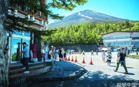 富士山迎来登山季 首次收费限流-日本富士山登顶