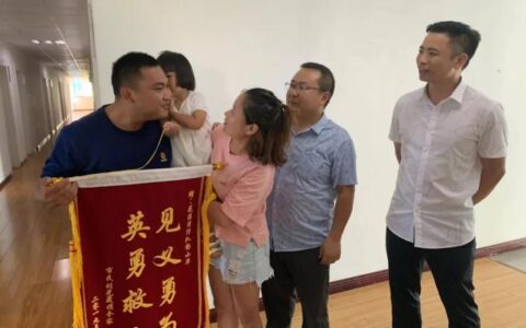小女孩突然亲了消防员一口，原因是……-小女孩嫁给消防员