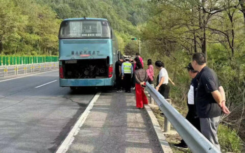 大客车抛锚被困高速公路 本溪交警转运48名武汉游客-本溪高速几个出口