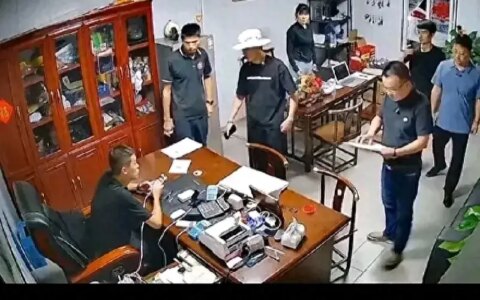 狂飙兄弟塌房合伙曝光账号收入，拖欠60万，他说孰能无过要我死么-狂飙剧情分集剧情介绍 电视猫