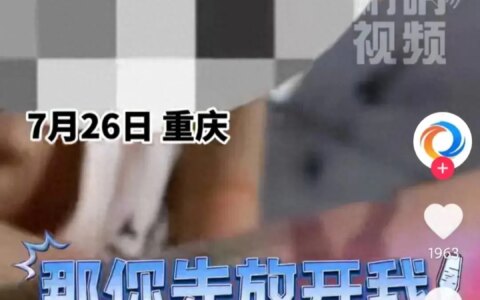 强买强卖？女子街头遇到大人带着孩子卖花，直接塞到手里让买-街边抓着人就卖花的小女孩