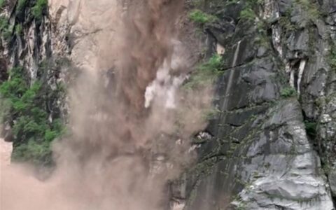 中虎跳峡景区发生山体滑坡，事发时下方有游客拍照，旅游局称未造成人员伤亡-中虎跳峡徒步路线地图