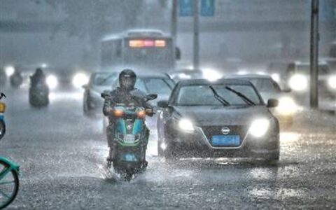 全市普降中到大雨局地暴雨-昨夜本县普降大雪,对交通带来了极大的不便