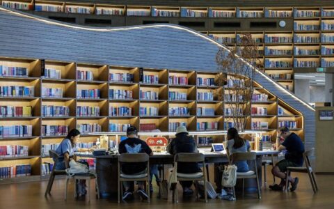 图书馆迎暑期客流高峰 自习位“一座难求”-图书馆周一到周五开放时间