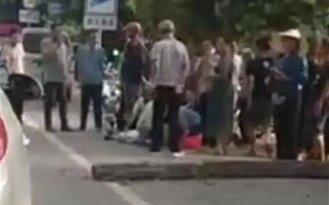 荔浦一老人砸废弃电线杆！致电线杆倒塌砸中一小孩！家属在现场痛哭…-电线杆倒了砸到人谁承担责任