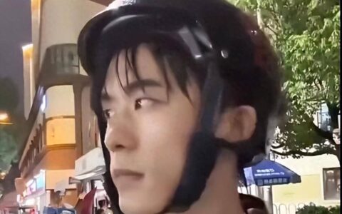 酷似易烊千玺！云南一外卖小哥意外走红！-昆明黑衣男与外卖小哥打架