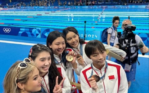 6金合体!谷爱凌追星中国游泳接力冠军F4,潘展乐握手美女恋恋不舍-谷爱凌滑雪冠军