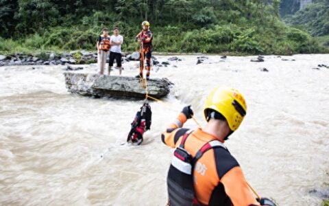 河道涨水致五人被困 消防紧急救援-河道洪水