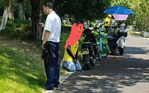 网传杭州一写字楼保安要求外卖员下跪，多名骑手现场维权，当地回应-保安怒扯外卖箱